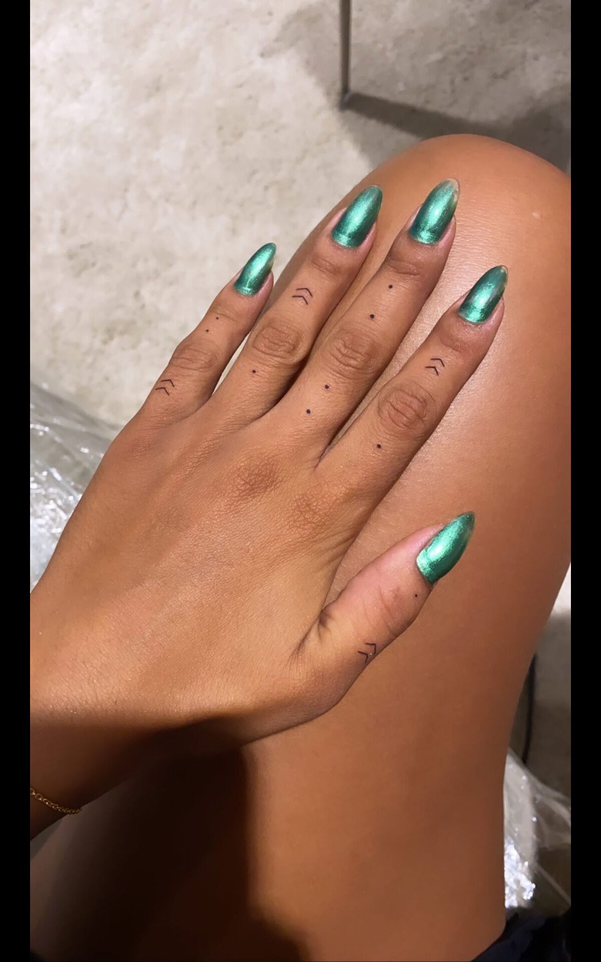 Foto: Anitta faz tatuagem minimalista e pontilhada nos dedos - Purepeople