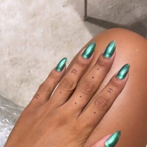 Anitta faz tatuagem minimalista e pontilhada nos dedos