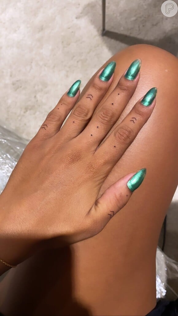 Anitta faz tatuagem minimalista e pontilhada nos dedos