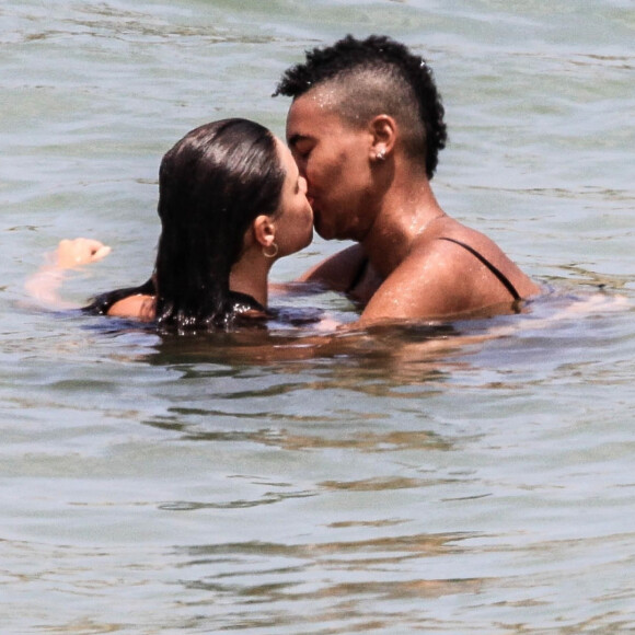 Bruna Linzmeyer namora a DJ e artista visual Marta Supernova