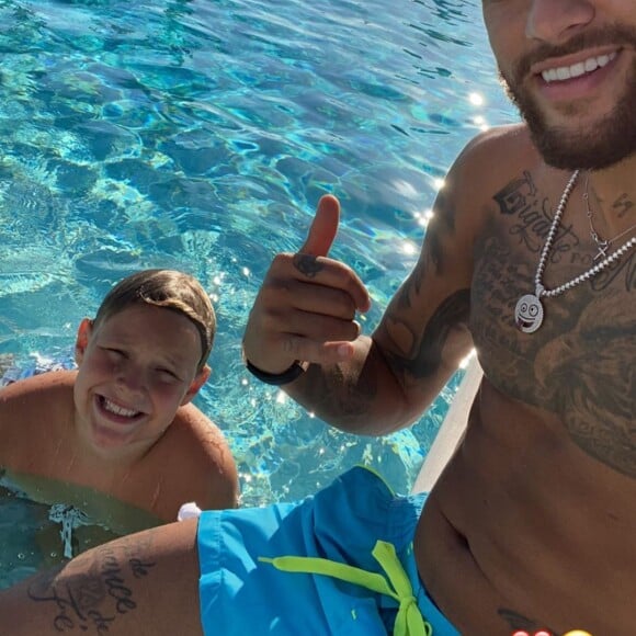 Neymar está curtindo férias com a família