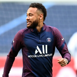 Anitta legenda vídeo com Neymar: 'Pai tá online, a patroa tá online'