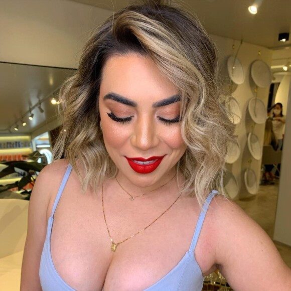 Naiara Azevedo fica loira e mostra novo cabelo