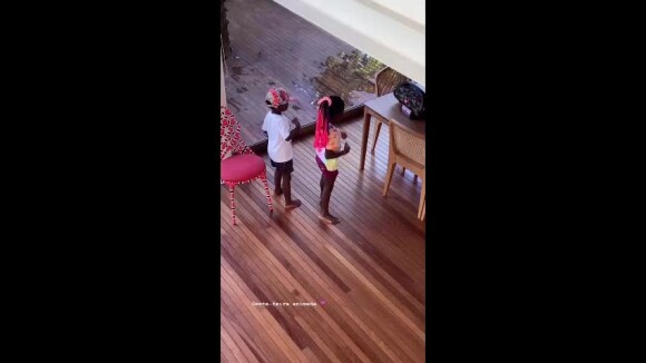 Vídeo: Giovanna Ewbank se diverte ao ver dança dos filhos Títi e Bless