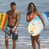 Carol Nakamura pratica surfe com o noivo, Guilherme Leonel
