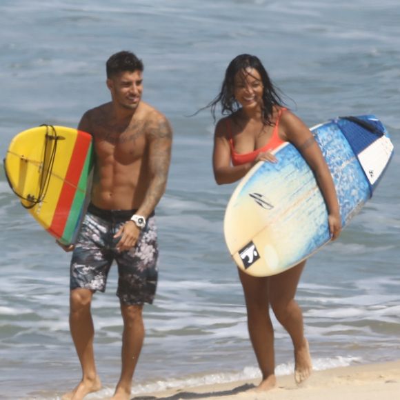 Carol Nakamura pratica surfe com o noivo, Guilherme Leonel