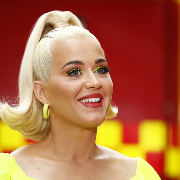 Katy Perry mostra lingerie de amamentação após nascimento da filha