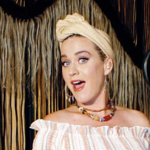 Katy Perry usa calcinha de cintura alta  após nascimento da filha