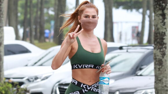 Deborah Secco combina top e legging verde em look fitness. Fotos!