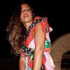 A cantora Anitta escolheu look confortável com ar sporty para vídeo de dança