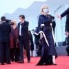 Cate Blanchett chegou usando máscara descartável no red carpet de Veneza