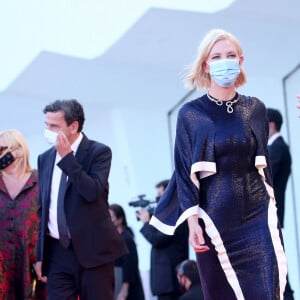 Cate Blanchett chegou usando máscara descartável no red carpet de Veneza