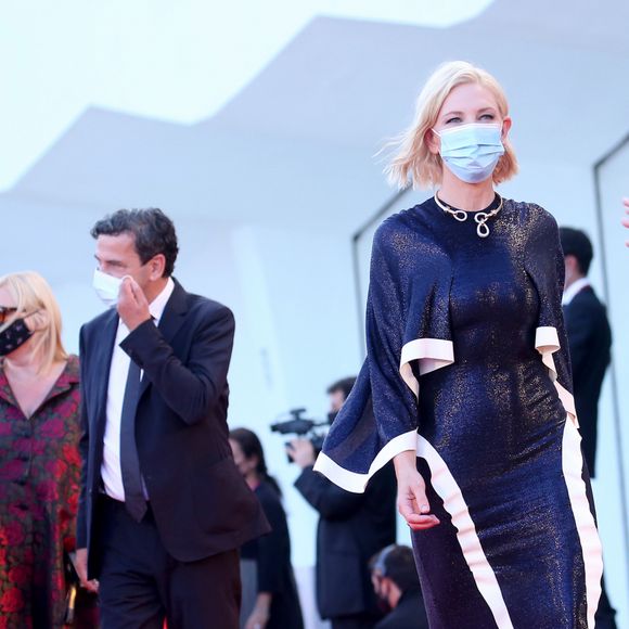 Cate Blanchett chegou usando máscara descartável no red carpet de Veneza