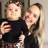 Filha de Thaeme Mariôto, Liz esbanja fofura nas redes sociais da mãe