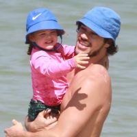 José Loreto e a filha, Bella, combinam bucket hat em dia de praia. Fotos!