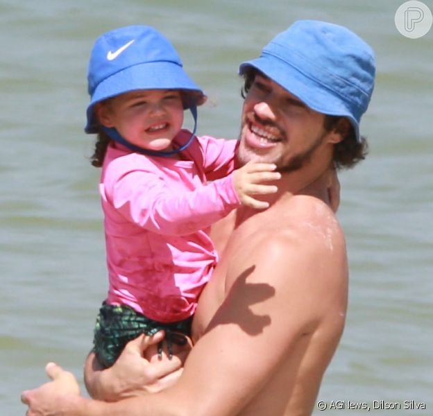 José Loreto combinou chapéu de praia com a filha, Bella, de 2 anos, em passagem pelo mar e areia da Barra da Tijuca, Zona Oeste do Rio de Janeiro, nesta sexta-feira, 4 de setembro de 2020