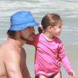 José Loreto brincou com a filha, Bella, de 2 anos, em praia do Rio de Janeiro
