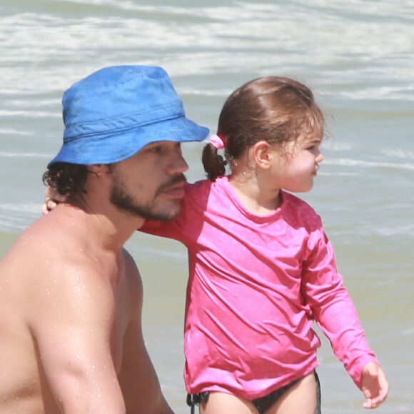 José Loreto brincou com a filha, Bella, de 2 anos, em praia do Rio de Janeiro