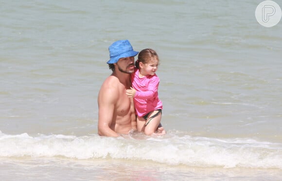 Filha de José Loreto, Bella, de 2 anos, se divertiu com o pai em dia na praia