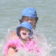 José Loreto fez uma farra com a filha, Bella, de 2 anos, no mar