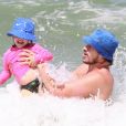 José Loreto brincou com a filha, Bella, em dia na praia