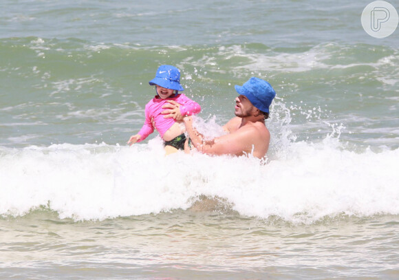 José Loreto brincou com a filha, Bella, em dia na praia