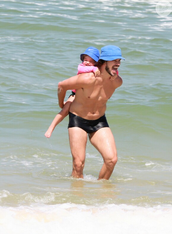 José Loreto fez 'cavalinho' com a filha, Bella, em dia na praia