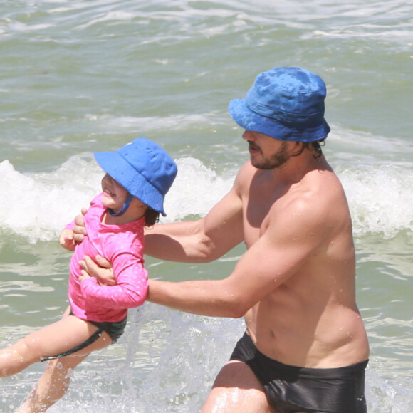 José Loreto e a filha, Bella, brincaram muito no mar do Rio de Janeiro