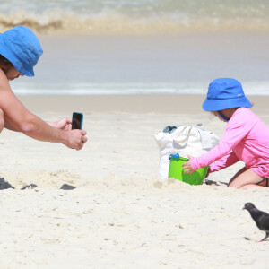 José Loreto registrou os momentos de brincadeira da filha, Bella, na praia