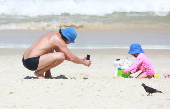 José Loreto registrou os momentos de brincadeira da filha, Bella, na praia