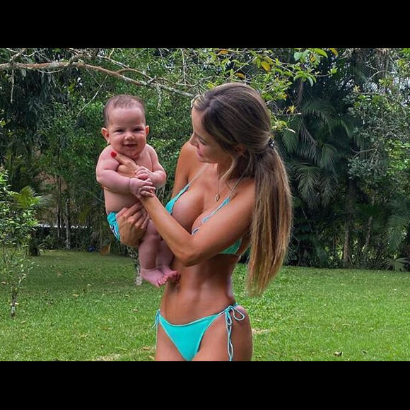 De biquíni, Biah Rodrigues combina look com o filho, Theo: 'Esmago essa fofura'