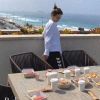 Saulo Poncio mostra Gabi Brandt aproveitando café da manhã de frente ao mar, nesta segunda-feira, 07 de setembro de 2020