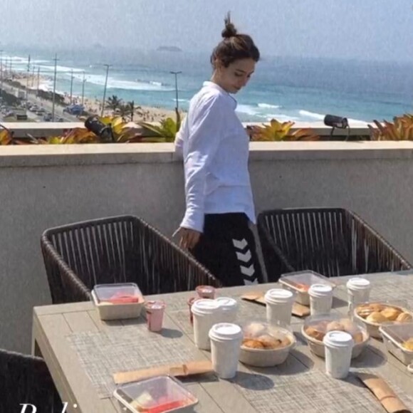 Saulo Poncio mostra Gabi Brandt aproveitando café da manhã de frente ao mar, nesta segunda-feira, 07 de setembro de 2020