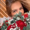 Gabi Brandt é surpreendida com buquê de flores dado por Saulo Poncio