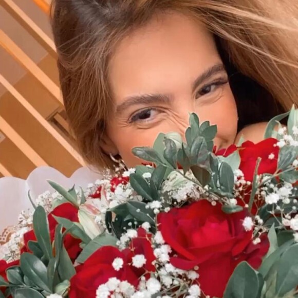 Gabi Brandt é surpreendida com buquê de flores dado por Saulo Poncio