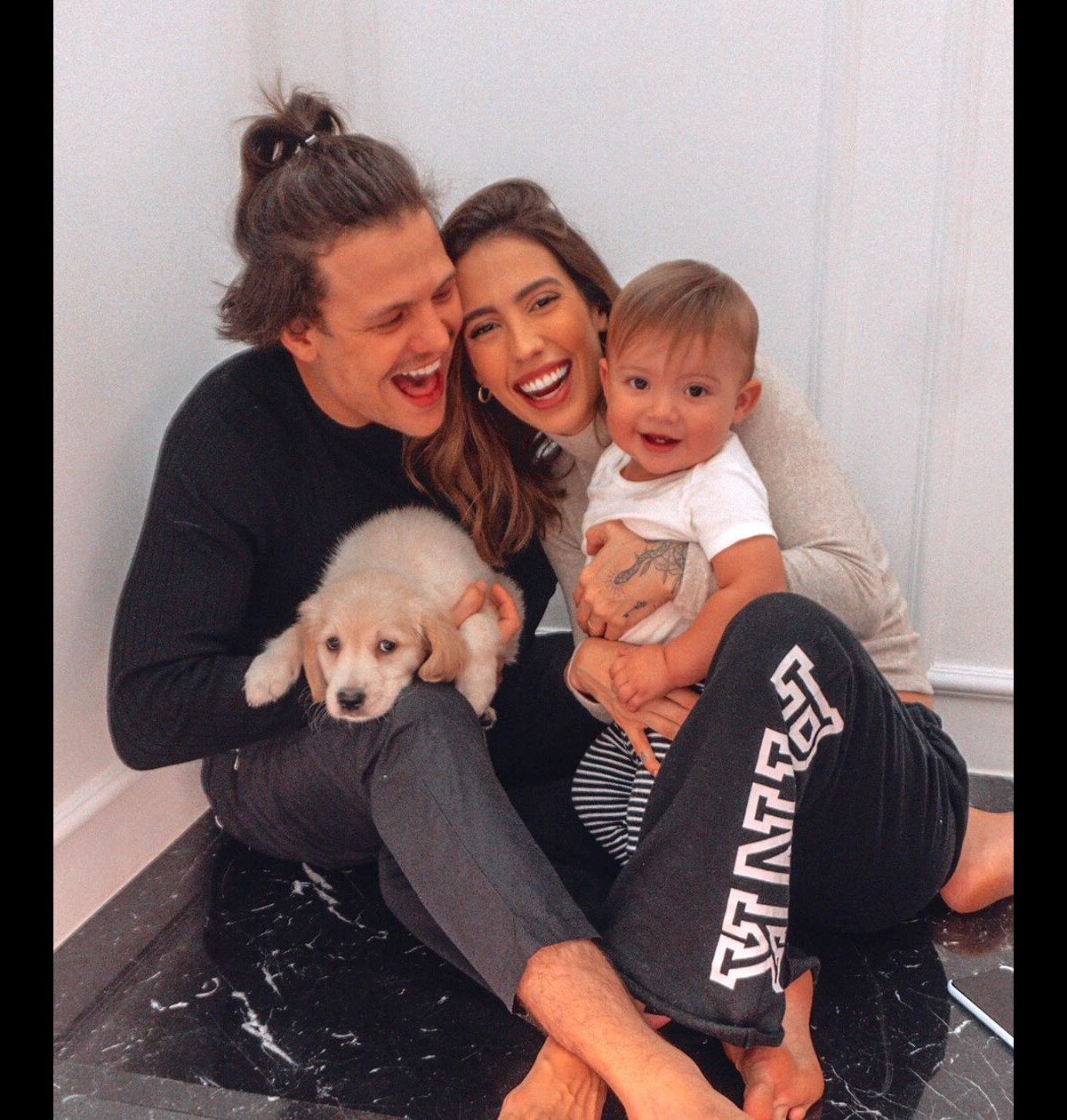 Foto Gabi Brandt E Saulo Poncio Aumentaram A Fam Lia E Adotaram Um Cachorro Purepeople