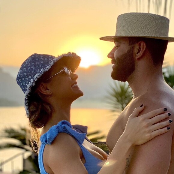 Look de Andressa Suita é usado em viagem com o marido, Gusttavo Lima