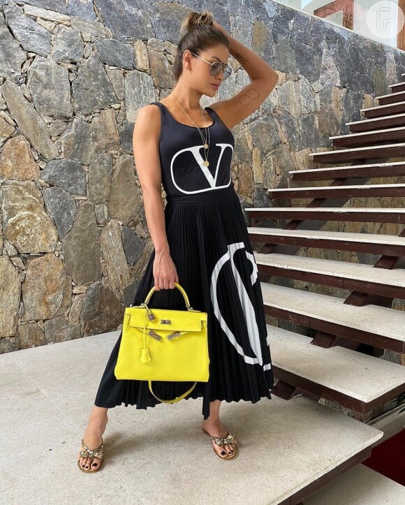 Andressa Suita aposta em bolsa amarela da marca Hermès
