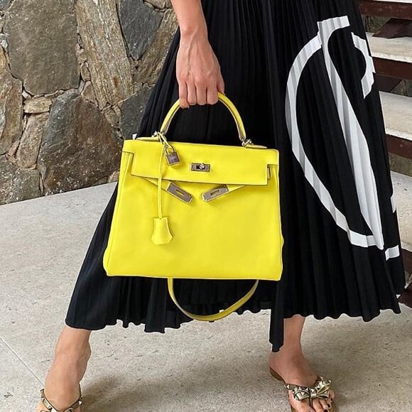 Andressa Suita aposta em bolsa amarela da marca Hermès