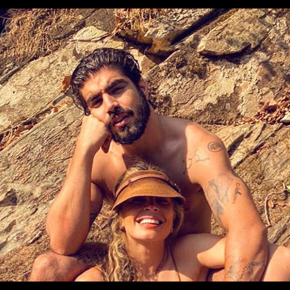 De biquíni tie dye, Grazi Massafera curtiu cachoeira em viagem com o namorado, Caio Castro