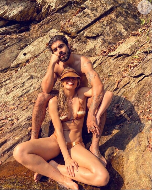 De biquíni tie dye, Grazi Massafera curtiu cachoeira em viagem para o Mato Grosso com o namorado, Caio Castro, nesta sexta-feira, 11 de setembro de 2020