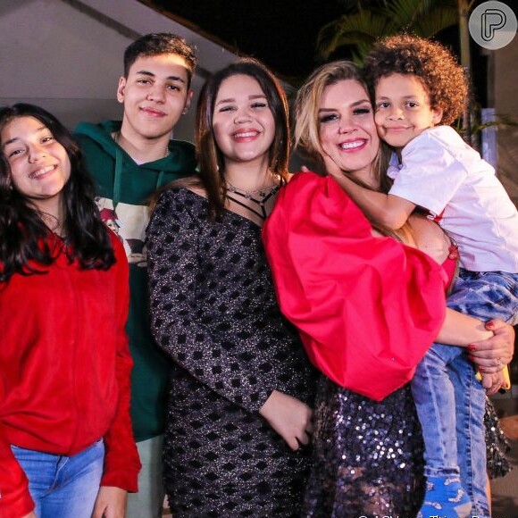 Simony tem quatro filhos