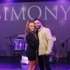 Simony e o cantor Felipe Rodriguez comemoraram mais um mês de namoro