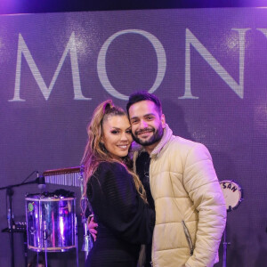 Simony e o cantor Felipe Rodriguez comemoraram mais um mês de namoro
