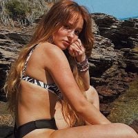 Larissa Manoela renova bronzeado de biquíni asa-delta e namorado elogia: 'Gata'