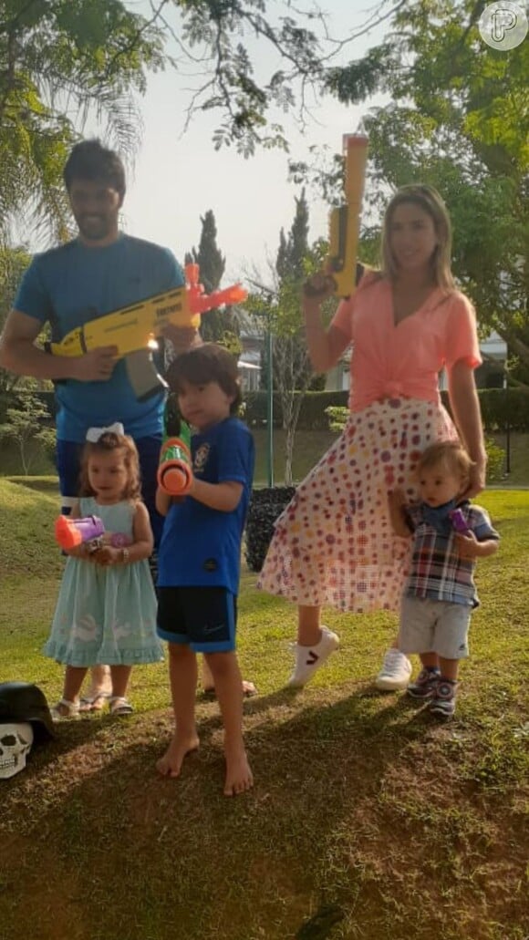 Família de Patricia Abravanel apareceu em foto com armas de brinquedo coloridas