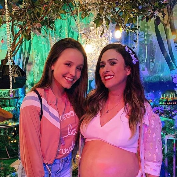 Tatá Werneck faz comentário divertido em foto de Larissa Manoela de biquíni