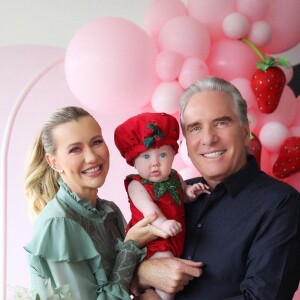 Ana Paula Siebert e Roberto Justus celebram 4 meses da filha com festa temática