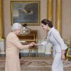 Angelina Jolie recebeu medalha de Dama Honorária das mãos da rainha Elizabeth II