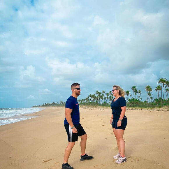 Zé Neto corre na praia com mulher, Natália Toscano